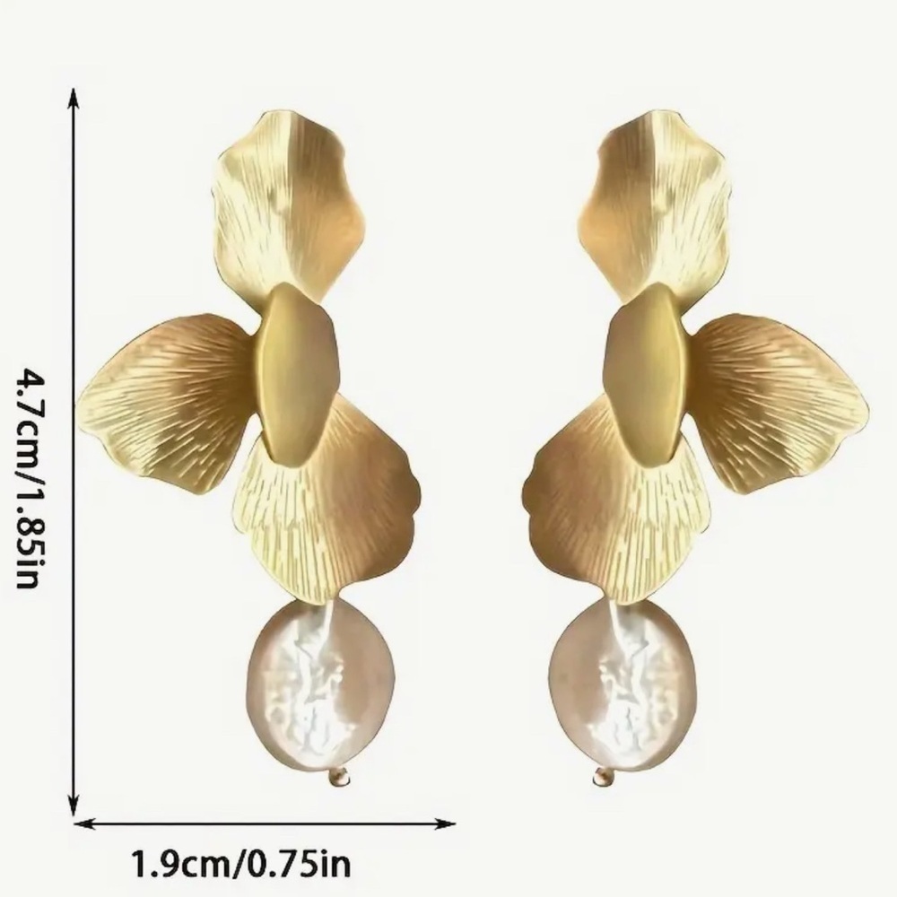 Stunning gold Petal pearl earrings - Picture 2 of 3